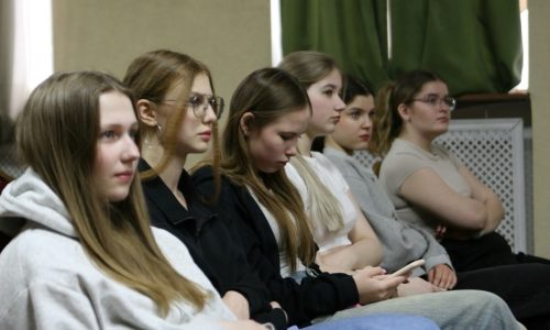 Ученики курсов медиа при Домжуре во время занятий